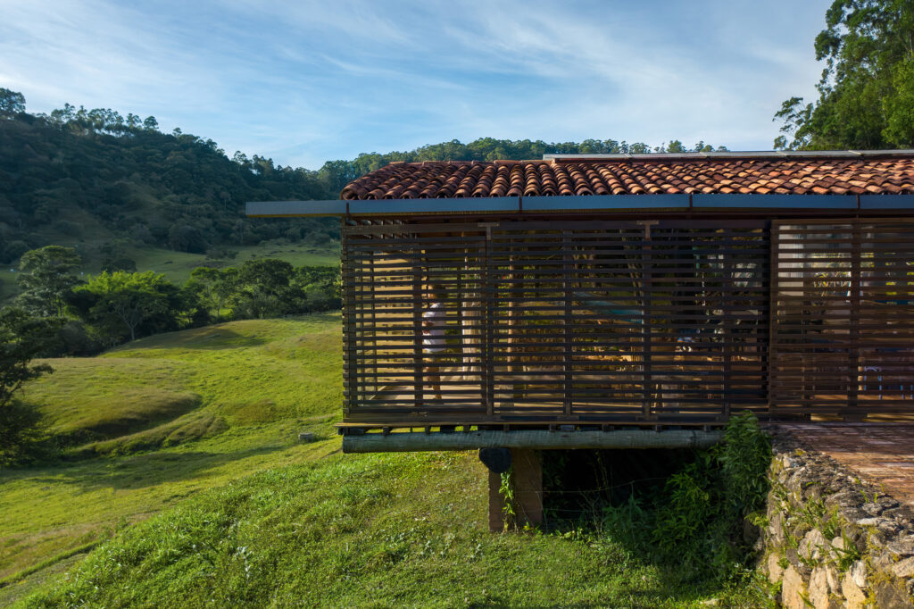 Foto de PAVILHÃO CARAMBÓ, 2001 - UnaMunizViegas