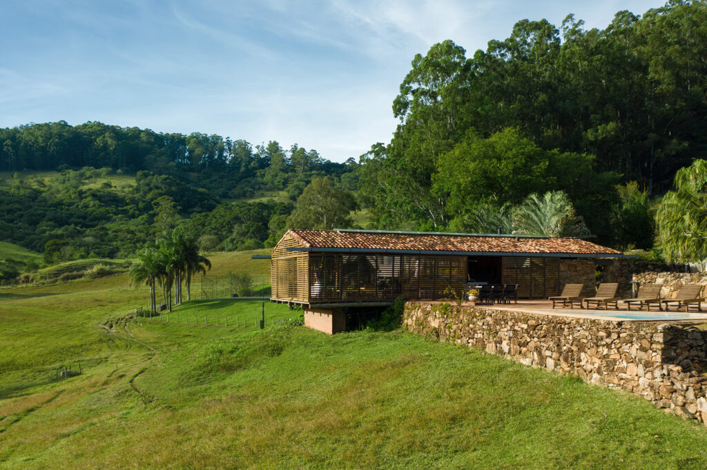 Foto de PAVILHÃO CARAMBÓ, 2001 - UnaMunizViegas