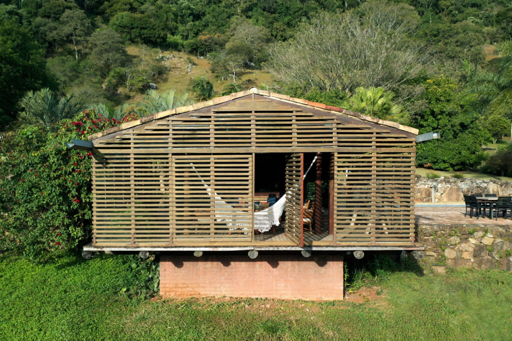 Foto de PAVILHÃO CARAMBÓ, 2001 - UnaMunizViegas